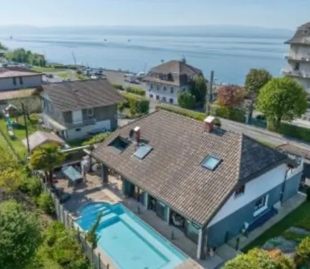 Avec Piscine Au Bord Du Lac Villa
